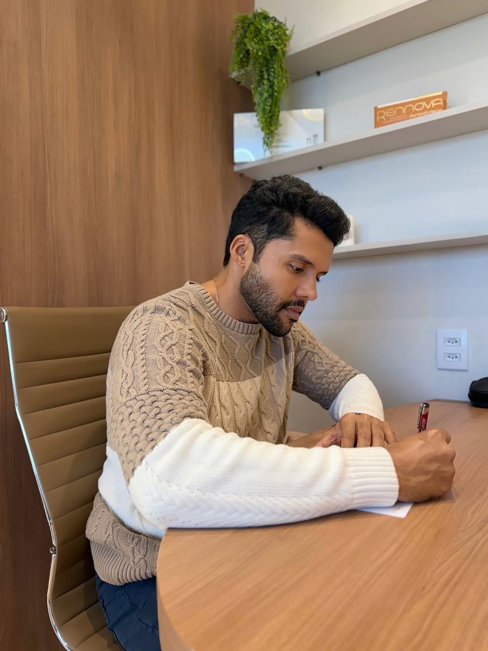 Dr. Henrique no consultório, durante o planejamento de um caso